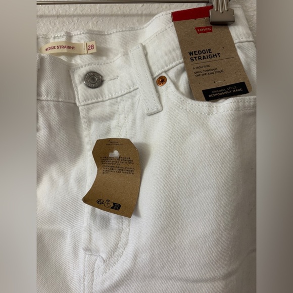 NWT Levis Womens Wedgie Straight Leg Jeans High Rise Denim Cropped White Size 28 - Picture 2 of 3